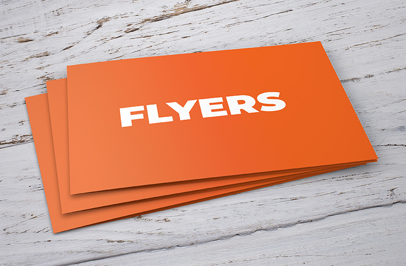 Fotografia donde se aprecia un grupo de flyers - volantes impresos en printing costa rica