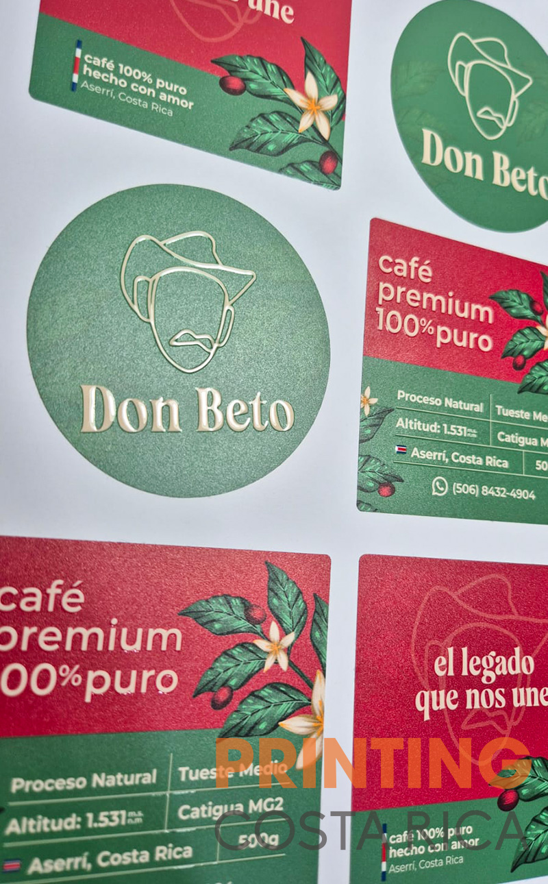 Fotografía donde se aprecian unas etiquetas para empaques de cafe con barniz en zona sectorizado y relieve