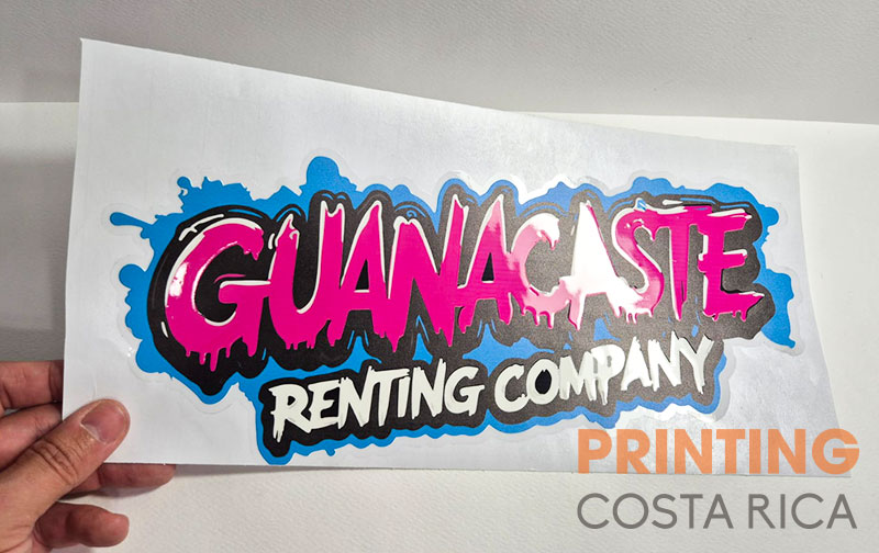 Foto de un sticker promocional hecho con barniz zonificado sectorizado con relieve
