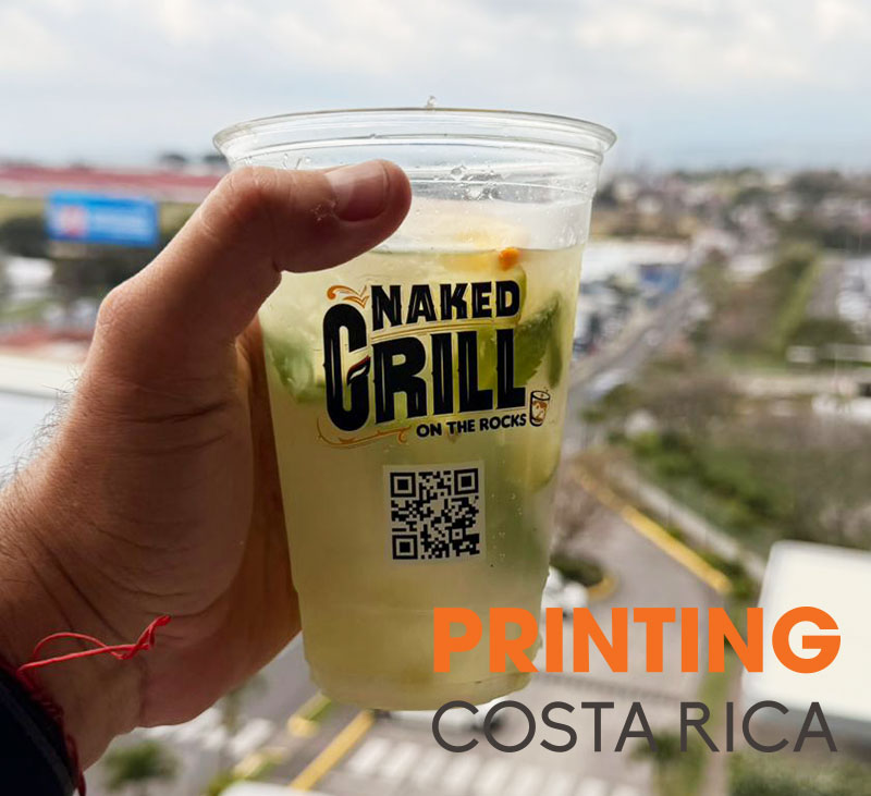 foto del trabajo de un cliente, que es un sticker tranparente con impresión tinta blanca mas color pegado sobre un vaso