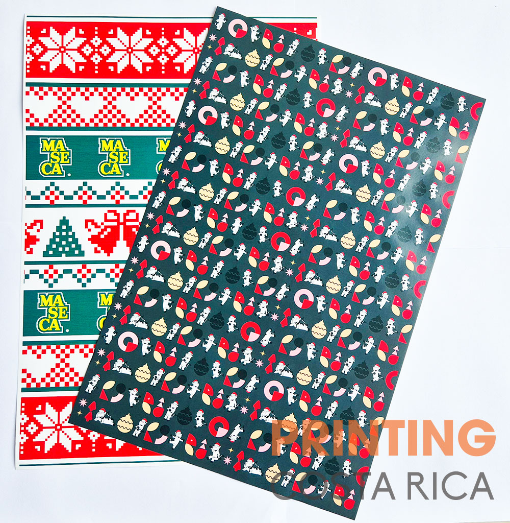Fotografia donde vienen la impresión de dos papeles de regalo uno de Maseca y Otro para Teletica