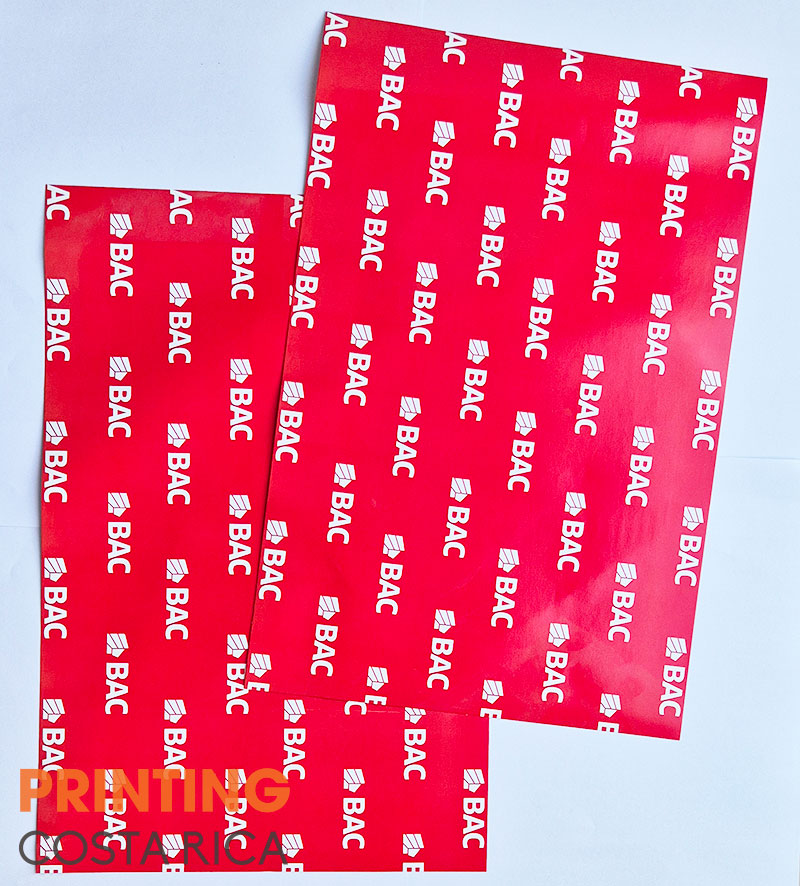 Foto donde se aprecia un papel regalo rojo