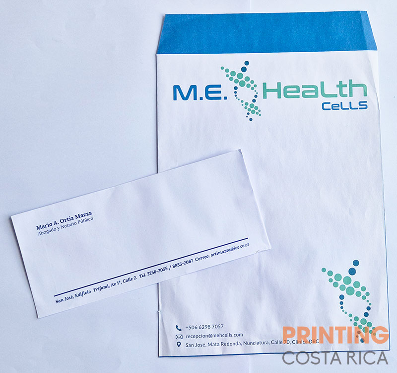 Foto donde se aprecian varios sobres hecho por la imprenta