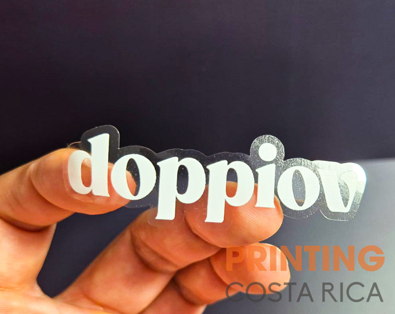Fotografía donde se aprecian un stickers hecho en material transparente con tinta blanca para jugos