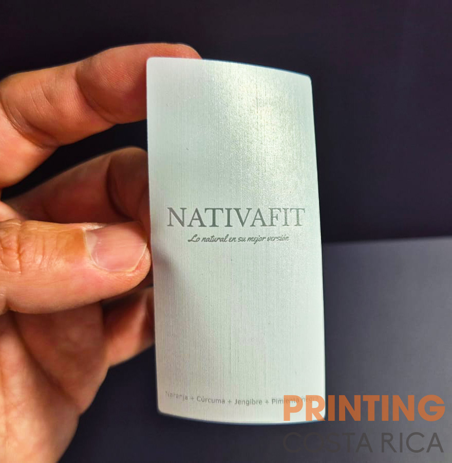 Foto de una etiqueta con tinta blanca en material transparente donde se aprecia el logo nativafit