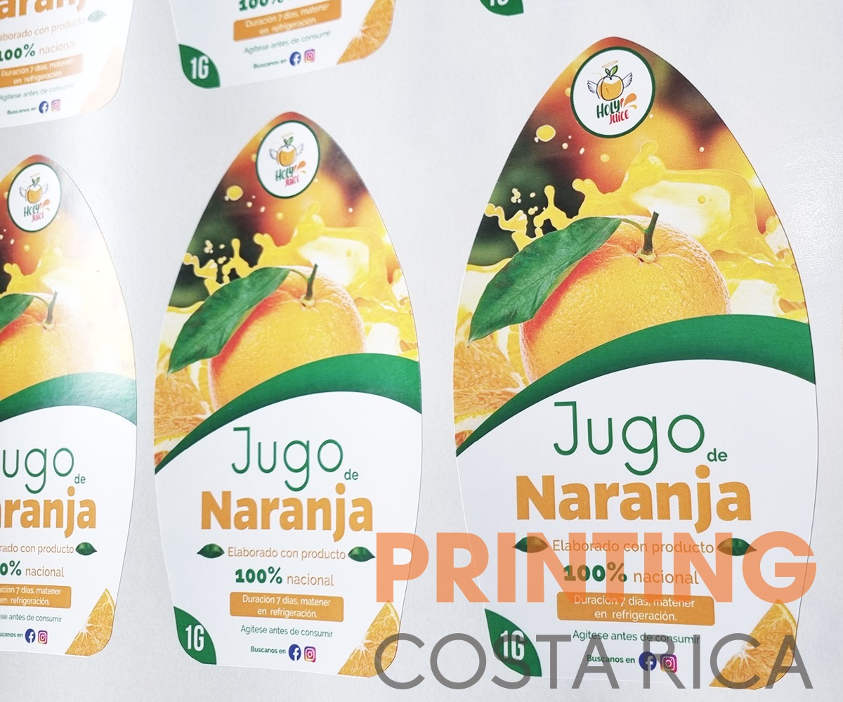 fotografía donde se muestran 3 etiquetas para jugo de naranja hechos en adhesivo de vinil
