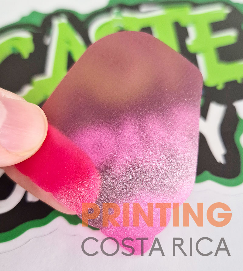 Foto de un sticker transparente sin tinta blanca para entender el problema si no lleva tinta blanca
