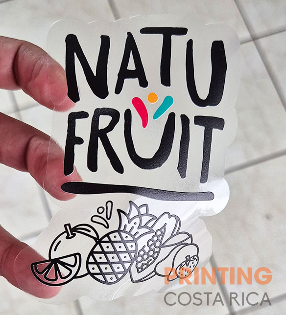 Fotografía de unos stickers hechos en material transparente con tinta blanca más color