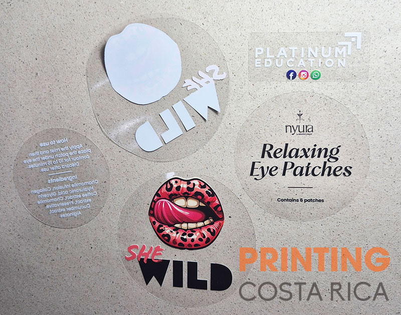 fotografía donde 5 stickers diferentes, dos por atrás para poder apreciar la tinta blanca y 3 mas con color mas tinta blanca